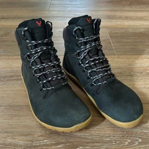 Rare find! Black with gum-sole VIVO Tracker 2 hiking boots. Size 41 Eur.